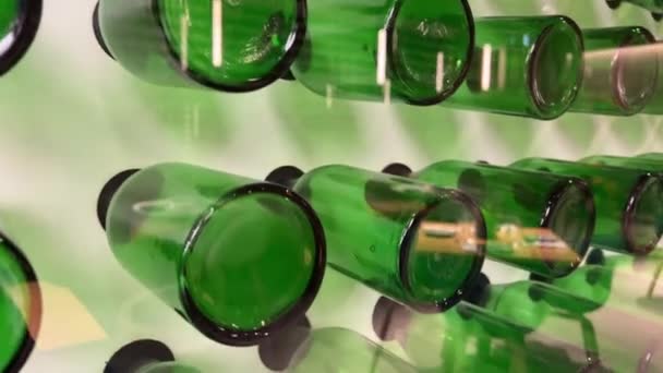 Cerrar Dolly Tiro Las Tapas Aberturas Botellas Vidrio Verde Apilados — Vídeos de Stock