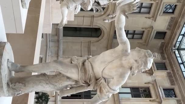 Esculturas Mármol Blanco Salón Principal Del Louvre Pie Junto Otra — Vídeos de Stock