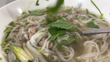 PHO BO Vietnamlı Biftek Çorbası. Vietnam 'da çorba sokak yemekleri yapmak. Yüksek kalite 4K görüntü.