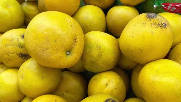 在越南的超市或市场柜台上出售蔬菜和水果 市场上出售新鲜的全黄色柠檬 慢镜头移动新鲜柚子 — 图库视频影像