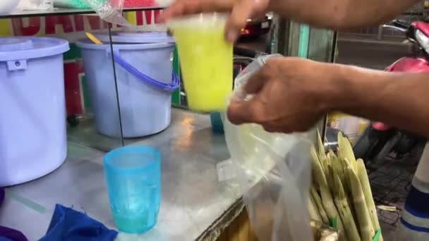 사탕수수 기계에서 신선한 사탕수수 주스를 닫습니다 농장에서 사탕수수 고품질 — 비디오
