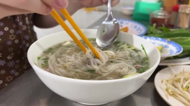 Pho Єтнамський Суп Яловичини Виготовлення Супу Вуличної Їжі Єтнамі Висока — стокове відео