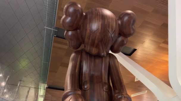在卡塔尔多哈哈马德航空公司的机场上 一只大怪物的木制悲伤雕塑 它的眼睛被划破了 多哈机场02 2024 — 图库视频影像