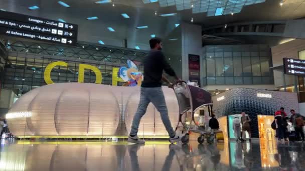 Indulás Hamad Nemzetközi Repülőtéren Doha Katar Éjjel Qatar Vámmentesen Mutatja — Stock videók