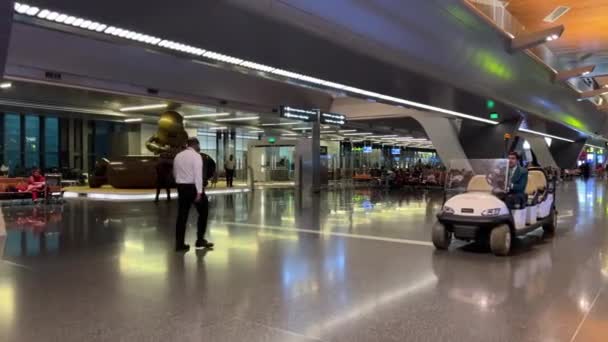 Зал Вильоту Хамадському Міжнародному Аеропорту Доха Катар Вночі Показуючи Безкоштовний — стокове відео