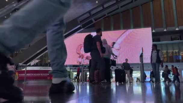 무제한 음식과 편안한 안락의자 비즈니스 파트너를위한 비행을 기다리는 Vip 라운지 — 비디오