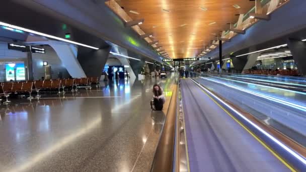 Indulás Hamad Nemzetközi Repülőtéren Doha Katar Éjjel Qatar Vámmentesen Mutatja — Stock videók