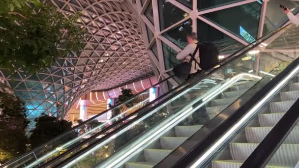 Sala Salida Aeropuerto Internacional Hamad Doha Qatar Por Noche Mostrando — Vídeos de Stock