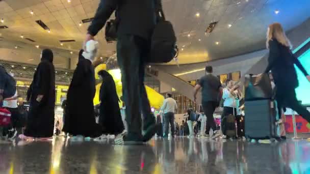 多哈国际机场02 2024世界杯2022吉祥物卡塔尔2022在卡塔尔多哈哈马德国际机场新的现代化航站楼展出 多哈机场02 2024 — 图库视频影像