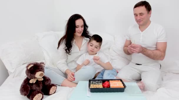 Famiglia Mangiare Sushi Letto Casa Ordinare Cibo Consegna Marito Moglie — Video Stock
