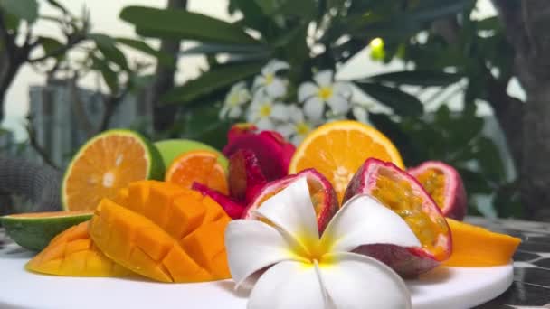 熟した果物のセットは 新鮮なジュースのガラス近くのテーブルの上にあります マルチユニット おいしい健康的な食べ物 ダイエットする 高品質の4K映像 — ストック動画