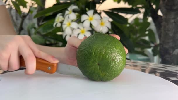 Jedno Zelené Mandarínkové Ovoce Kapkami Vody Točí Točitém Stole Izolované — Stock video