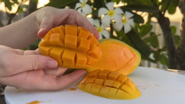 ジューシーな甘いマンゴー全体をパイプし 木製の背景のクローズアップで半分回転します 夏の熱帯果物 健康的な食べ物 マンゴー ジュース 有機マンゴー 4K映像について 高品質で — ストック動画