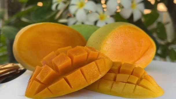Modne Mango Frugt Roterende Hvid Baggrund Nærbillede Frisk Saftig Tropisk – Stock-video
