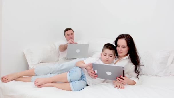 Praca Freelance Pozwala Rodzinie Być Razem Ojciec Pracuje Laptopie Komputerowym — Wideo stockowe