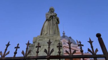 Eski tarz bina. Coltea Hastanesi. Coltea mimari kompleksi. Bükreş, Romanya. Coltea Hastanesi Mihai Cantacuzino Heykeli