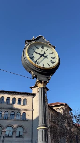 罗马尼亚布加勒斯特议会宫公共时钟的时间过去了 为了降低能源成本 在夜间对其进行了部分照明 放大时钟 脸和手臂 高质量的4K镜头 — 图库视频影像