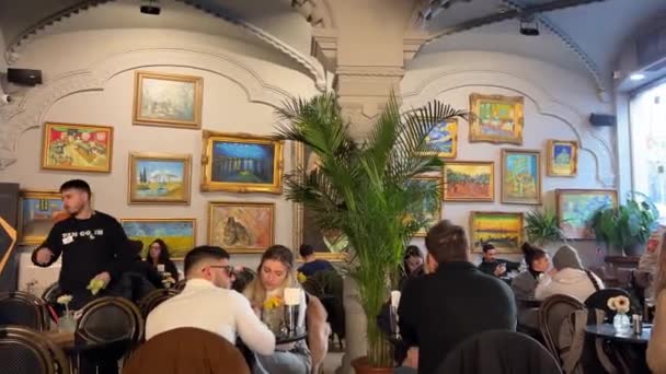 Café Van Gogh Bucarest Rumania Interior Interior Muchas Personas Hacen — Vídeo de stock