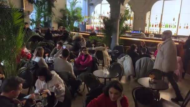 Кафе Van Gogh Интерьере Бухареста Румыния Многие Люди Стоят Очереди — стоковое видео