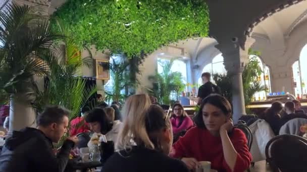 ブカレストルーマニアのインテリアのヴァンゴッホカフェ多くの人々は 市内中心部でコーヒーブレックファーストを飲むために訪問するためにランドマークの有名な場所をキューします 壁の絵 ルーマニア ブカレスト 2024 — ストック動画