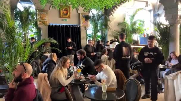 Van Gogh Cafe Boekarest Roemenië Interieur Veel Mensen Staan Rij — Stockvideo