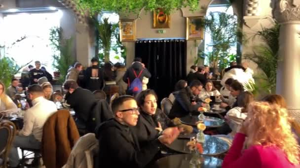 Van Gogh Café Bukarest Rumänien Interiör Många Människor Landmärke Känd — Stockvideo