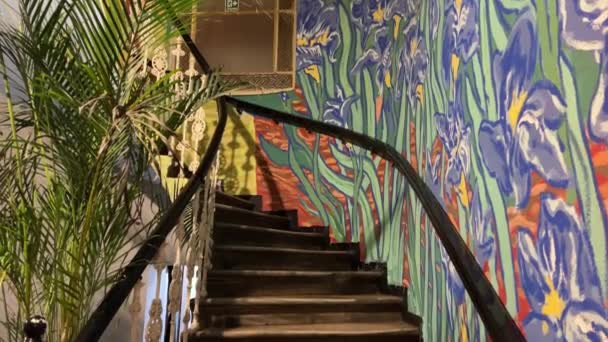 ブカレストルーマニアのインテリアのヴァンゴッホカフェ多くの人々は 市内中心部でコーヒーブレックファーストを飲むために訪問するためにランドマークの有名な場所をキューします 壁の絵 ルーマニア ブカレスト 2024 — ストック動画