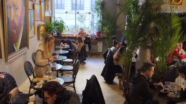 Van Gogh Café Bukarest Rumänien Interiör Många Människor Landmärke Känd — Stockvideo