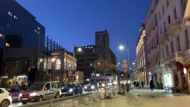 布加勒斯特罗马尼亚吸引着夜市的人们 汽车在城市中的实际生活 — 图库视频影像