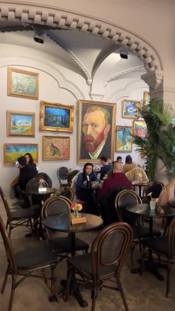 Café Van Gogh Bucarest Rumania Interior Interior Muchas Personas Hacen — Vídeos de Stock