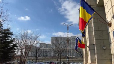 Parlamento Bulvarı 'nın içi ağaçlarla dolu sarayından Parlamento arabalarına kadar Avrupa' nın dönüm noktası olan boş yolda ilerliyor. Yüksek kalite 4k görüntü