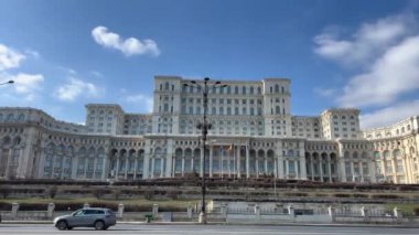 Parlamento Bulvarı 'nın içi ağaçlarla dolu sarayından Parlamento arabalarına kadar Avrupa' nın dönüm noktası olan boş yolda ilerliyor. Yüksek kalite 4k görüntü