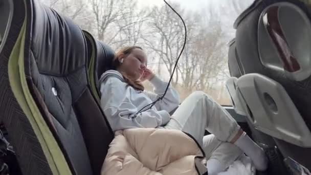 Bus Sitzend Auf Der Straße Schlafend Musik Über Kopfhörer Hörend — Stockvideo