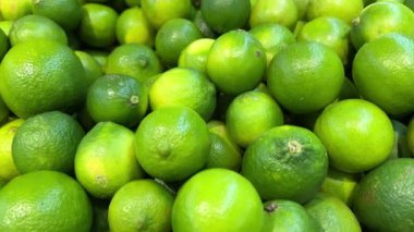 Mango, limon ve domatesli renkli meyve ve sebze standı. Sulu görünümlü sarı, yeşil ve kırmızı meyveler tezgahta satılıyor. Doğal sağlıklı yiyecekler. Yüksek kalite 4k görüntü