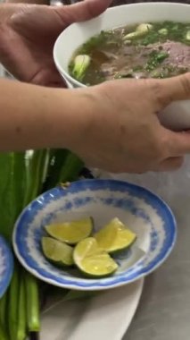 PHO BO Vietnamlı Biftek Çorbası. Vietnam 'da çorba sokak yemekleri yapmak. Yüksek kalite 4K görüntü.