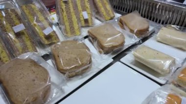 Atıştırmalık bir şeyler almak için havaalanında porsiyon halinde salata. Sandviç ve kekler, her biri hazır plastik torbaya konur, yenebilir.