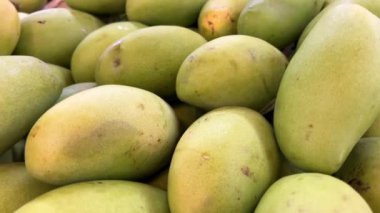 Meyve ve sebzeler köy tezgahında. Marketteki kırsal kesimlere yerleştirilmiş taze meyve ve sebzeler. Yeşil ve sarı mango ve mangosen sepetinde. Yüksek kalite 4k görüntü
