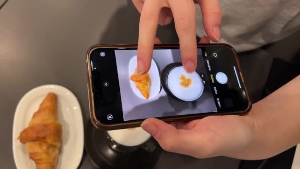 Kobiece Ręce Kręcą Kawę Latte Croissant Nagrywają Przez Telefon Dla — Wideo stockowe