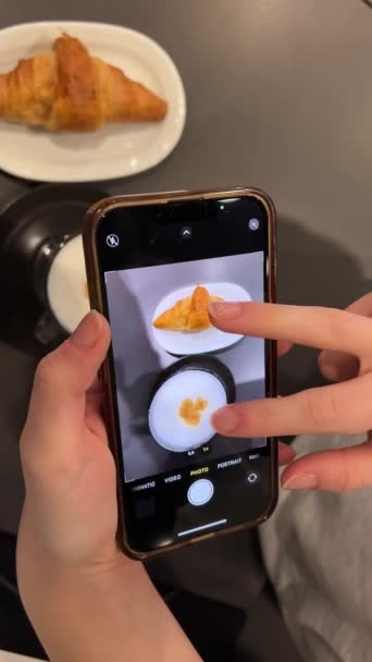 Kobiece Ręce Kręcą Kawę Latte Croissant Nagrywają Przez Telefon Dla — Wideo stockowe