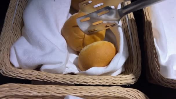 Buffet Usando Pinças Para Remover Pão Com Guardanapo Branco Delicioso — Vídeo de Stock