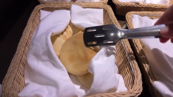 Chleb Pita Bufecie Dostać Pomocą Urządzenia Pyszne Małe Chlebek Pita — Wideo stockowe