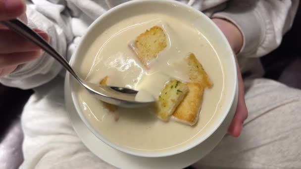 크루톤이있는 그릇에 클로즈업 소녀는 숟가락으로 수프를 저어줍니다 슬로우 고품질 — 비디오