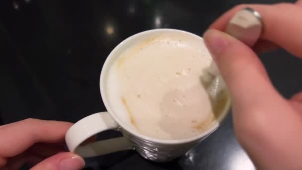 Mężczyzna Mieszający Kawę Mlekiem Białej Filiżance Wysokiej Jakości Materiał — Wideo stockowe