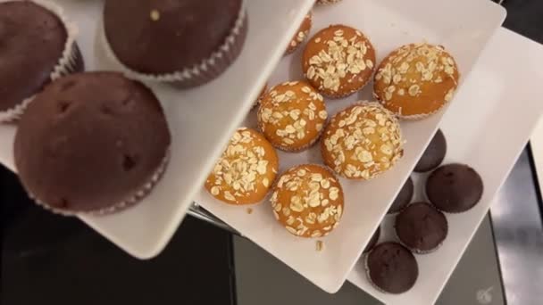 Nádobí Lahodnými Sladkostmi Ruční Pečivo Zdobeném Talíři Růžové Marshmallows Černém — Stock video