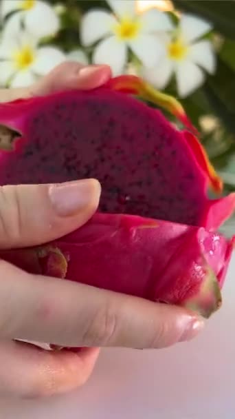 Kobieta Krojąca Smocze Owoce Pitaya Pół Deser Zbliżenie — Wideo stockowe