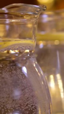 Açık büfedeki bir restoranda limonata içen bir sürahi dolusu su ve limonata servis ediliyor. Susuzluğunu gider.