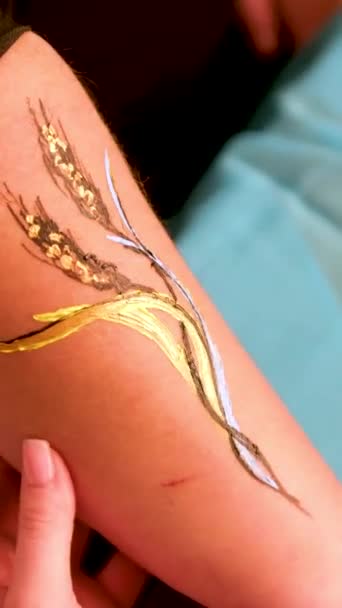 Arte Corporal Uma Mão Mulher Desenhar Orelhas Trigo Com Pinturas — Vídeo de Stock