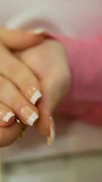Ręce Młodej Kobiety Oklaskiwać Ręce Zbliżenie Francuski Manicure Długie Paznokcie — Wideo stockowe