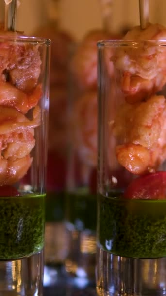 Bufetové Občerstvení Dlouhých Skleněných Sklenicích Caprice Salát Pesto Omáčkou Krevety — Stock video