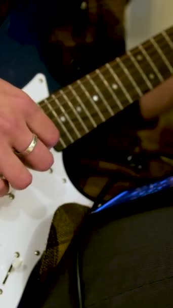 一个吉他手在一间小工作室里弹奏蓝色吉他手的特写 高质量的4K镜头 — 图库视频影像
